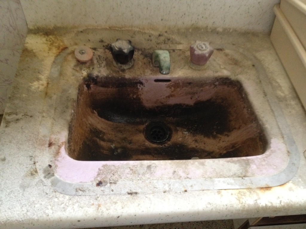Vacate clean/End of lease clean before picture - bathroom sink before
